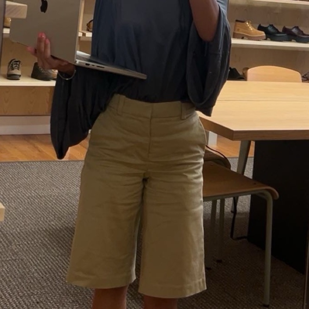 Aritzia Women’s Khaki Shorts